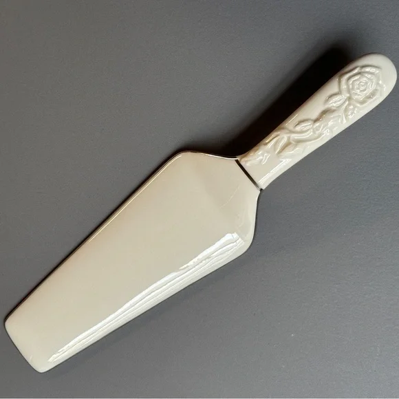 Vintage Royal Limited Porcelain Cake Server - Ivory - Picture 1 of 11